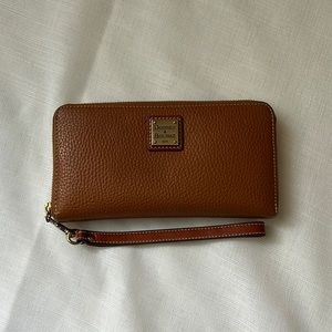 Pebble Grain Large Zip Around Wristlet ( Caramel)